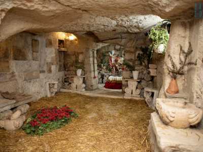 ...panchine in pietra, finanche acquasantiere...